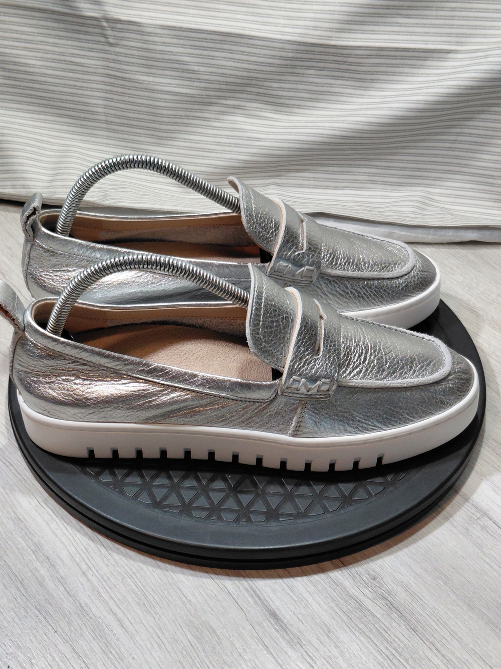 NEW Vionic Womens Uptown Penny Loafer Metallic Silver Leather SIZE 9 - Picture 3 of 11
